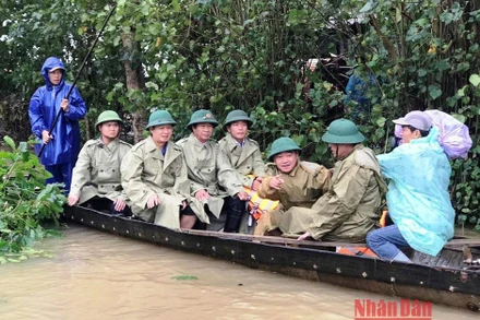 Phó Thủ tướng Lê Văn Thành cùng lãnh đạo tỉnh Thừa Thiên Huế di chuyển bằng đò đến vùng đang bị ngập lụt nặng - xóm Mỹ Ổn, thôn An Xuân, xã Quảng An, huyện Quảng Điền.