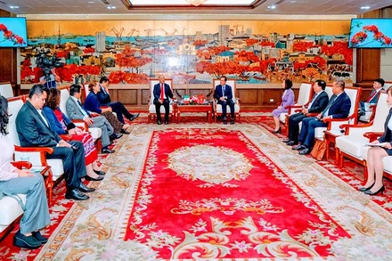 Quang cảnh làm việc giữa Đoàn đại biểu cấp cao Đảng Lao động (PT) Mexico với lãnh đạo thành phố Hải Phòng.