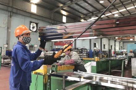 Hoạt động sản xuất công nghiệp trên địa bàn Hà Nội 9 tháng đầu năm 2022 đã có sự phục hồi rõ nét. (Trong ảnh: Sản xuất tại Tập đoàn Inox Hoàng Vũ - Khu công nghiệp Từ Liêm, Hà Nội).