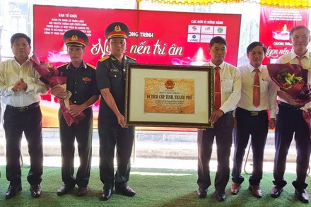 Đón nhận Bằng Di tích lịch sử cấp tỉnh cho “Địa điểm lưu niệm trận địa súng phòng không Trung đoàn 27”.