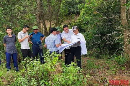 Cán bộ kỹ thuật Sở Giao thông vận tải Điện Biên khảo sát tuyến cao tốc Sơn La-Điện Biên-Cửa khẩu quốc tế Tây Trang.