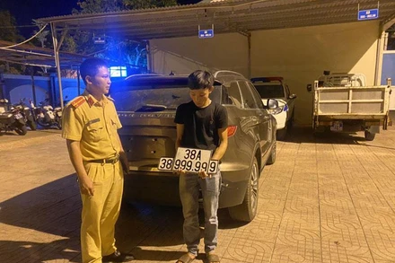 L.V.Q và cặp biển số “ngũ quý 9” giả tại cơ quan chức năng.