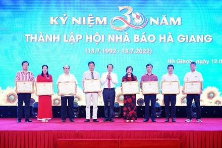 Lãnh đạo UBND tỉnh Hà Giang tặng Bằng khen cho các cá nhân có thành tích xuất sắc trong công tác hội và báo chí tỉnh.