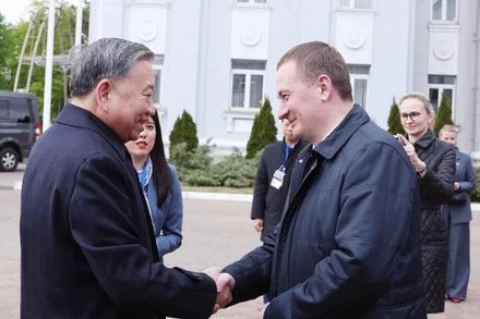 Tổng Bí thư Tô Lâm và Thủ tướng Belarus Aleksandr Turchin thăm Nhà máy máy kéo Minsk. (Ảnh: Thống Nhất/TTXVN)