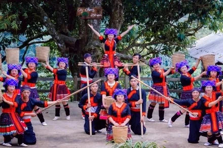 Những người “nông dân đa tài” của Sin Suối Hồ biểu diễn các tiết mục dân ca, dân vũ của dân tộc H'Mông. (Ảnh: nhandan.vn)