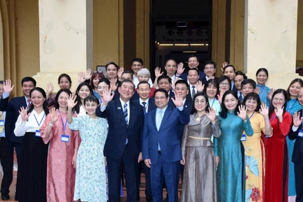 Thủ tướng Phạm Minh Chính và Phu nhân cùng Thủ tướng Nhật Bản Ishiba Shigeru và Phu nhân với cán bộ, công nhân viên của Bảo tàng Lịch sử quốc gia. (Ảnh: Báo Nhân Dân)