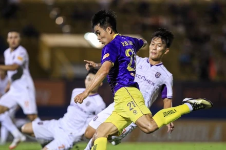 Hà Nội FC (áo sẫm) thắng đậm Becamex Bình Dương. (Ảnh HNFC)