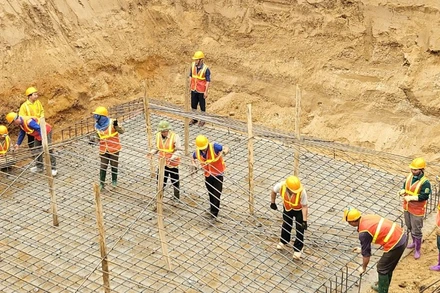 Công nhân thi công cốt thép tại vị trí VT414, thuộc xã Thái Hòa, huyện Lập Thạch, tỉnh Vĩnh Phúc.