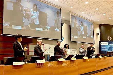 Các thành viên PTC tặng hoa bà Nguyễn Thị Vĩnh Hoài, chúc mừng thành công đầu tiên của Việt Nam trong nhiệm kỳ Chủ tịch PTC. (Ảnh: TTXVN)