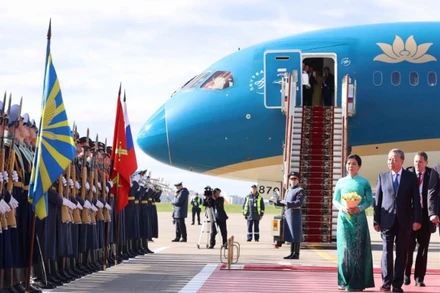 Tổng Bí thư Tô Lâm và Phu nhân đến Thủ đô Moskva, bắt đầu chuyến thăm chính thức Liên bang Nga và dự Lễ kỷ niệm 80 năm Ngày Chiến thắng trong Chiến tranh Vệ quốc vĩ đại. (Ảnh: THỐNG NHẤT/TTXVN)