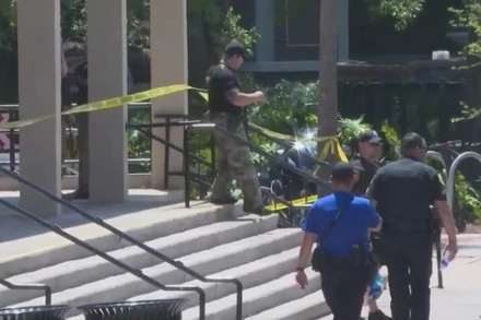 Lực lượng chức năng đã phát hiện 3 khẩu súng; một khẩu súng được tìm thấy trên người nghi phạm, một khẩu súng trong một chiếc xe gần đó và một khẩu súng ngắn trong hội trường sinh viên. (Nguồn: Wfmynews2)