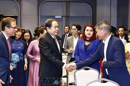 Chủ tịch Quốc hội Trần Thanh Mẫn gặp gỡ đại diện cán bộ Đại sứ quán và đại diện cộng đồng người Việt Nam tại Uzbekistan. (Ảnh: DOÃN TẤN/TTXVN)