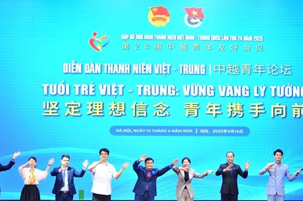 Các diễn giả của Diễn đàn Thanh niên Việt-Trung trong khuôn khổ chương trình hòa chung không khí thắm tình đoàn kết, hữu nghị.