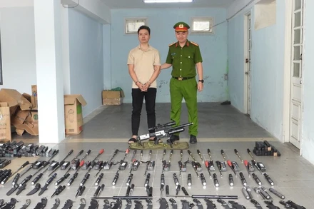 Đối tượng Huỳnh Trọng Hiệp cùng tang vật tại Cơ quan Công an thành phố Đà Nẵng. (Ảnh: Công an Đà Nẵng cung cấp)