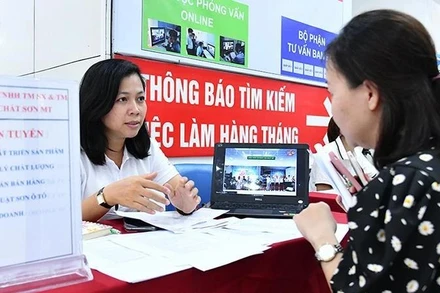 Lao động tìm hiểu thông tin việc làm tại Trung tâm Dịch vụ việc làm Hà Nội. (Ảnh: nhandan.vn)