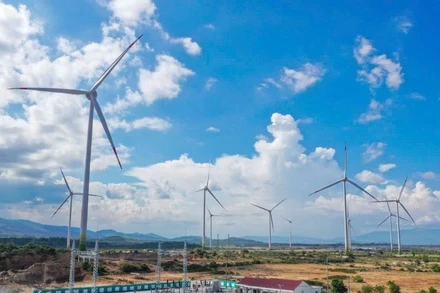 Nhà máy điện gió số 5 ở Ninh Thuận sản xuất năng lượng tái tạo đóng góp vào tăng trưởng xanh của địa phương. (Ảnh: nhandan.vn)
