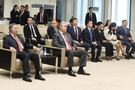 Tổng Bí thư Tô Lâm thăm Trung tâm Tài chính quốc tế Astana. (Ảnh: Thống Nhất/TTXVN)