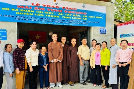 Đại diện chùa Giác Tánh (Phường 8, quận Tân Bình, Thành phố Hồ Chí Minh) trao tặng mái ấm tình thương tại Long An.