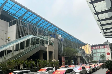 Đại diện cư dân Chung cư 302 đường Cầu Giấy tập trung trước sảnh tòa nhà vào sáng 4/4. 