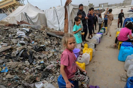 Người dân Palestine ở Gaza chờ lấy nước sạch. (Ảnh TÂN HOA XÃ)