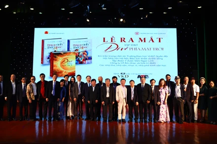 Lễ ra mắt tập thơ "Đi về phía mặt trời" và hai tập "Duyên tình thơ nhạc" của nhà thơ Lê Cảnh Nhạc.