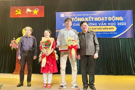 Lãnh đạo Hội Nhà văn Việt Nam và Hội đồng Lý luận, phê bình văn học nghệ thuật Trung ương trao tặng Giải cống hiến đến gia đình cố nhà thơ Hải Như và Đỗ Nam Cao tại buổi lễ. (Ảnh NGUYÊN HÙNG)