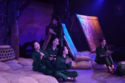 Vở diễn tái hiện cuộc sống chiến đấu và hy sinh của 10 nữ Anh hùng liệt sĩ Thanh niên xung phong tại Ngã ba Đồng Lộc trong chiến tranh chống Mỹ cứu nước. (Ảnh TRẦN HẢI)