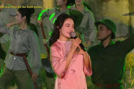 Nghệ sĩ Ưu tú Lan Anh biểu diễn trong chương trình tại đầu cầu tượng đài Phụ nữ Ba đảm đang ở Đan Phượng, Hà Nội.