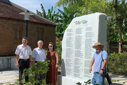 Nhóm văn nghệ sĩ tại lễ dựng thạch bia trường ca "Việt Bắc".