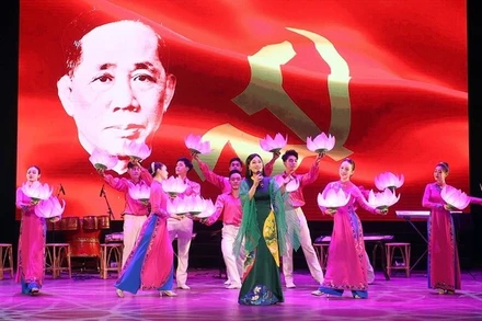 Nghệ sĩ Ưu tú Nguyễn Hương Giang biểu diễn bài hát "Khắc ghi tên Người - Bác Ba Lê Duẩn".