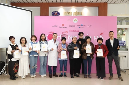 Đại diện Quỹ hỗ trợ bệnh nhân ung thư- Ngày mai tươi sáng và các đơn vị phối hợp tặng quà cho các nữ bệnh nhân tham gia hội thảo.