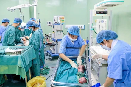 Bệnh viện sản nhi Nghệ An không ngừng phấn đấu trở thành bệnh viện vùng trong lĩnh vực sản khoa và nhi khoa. Trong ảnh: chăm sóc trẻ sơ sinh (Ảnh: Thành Châu).