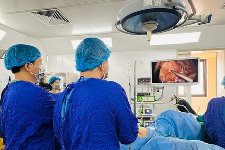 Các bác sĩ Bệnh viện Ung bướu Hà Nội đang thực hiện ca phẫu thuật ứng dụng kỹ thuật NOSE cho bệnh nhân ung thư đại trực tràng di căn