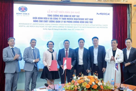 Đại diện Bệnh viện K và Công ty TNHH Merck Healthcare Việt Nam ký kết biên bản ghi nhớ.