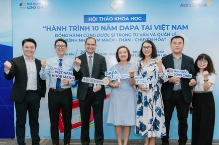 Đại diện nhà thuốc Long Châu và AstraZeneca Việt Nam tại sự kiện "Hành trình 10 năm Dapa tại Việt Nam”.