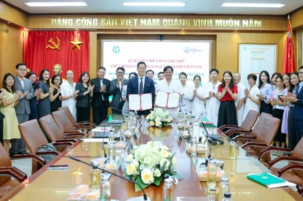 Buổi ký kết Biên bản ghi nhớ giữa Bệnh viện Bạch Mai và Pfizer Việt Nam.