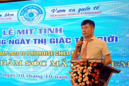 PGS, TS Cung Hồng Sơn, Phó Giám đốc Bệnh viện Mắt trung ương phát biểu tại lễ mít tinh.
