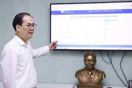 Tiến sĩ Tạ Mạnh Hùng, Phó Cục trưởng Cục Quản lý dược (Bộ Y tế) hướng dẫn người dân cách tra cứu thông tin thuốc.