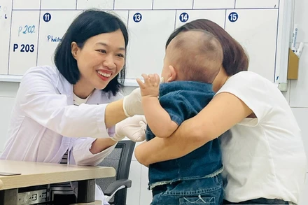 Các bác sĩ kiểm tra, đánh giá ca phẫu thuật điều trị khe hở môi cho cháu bé.