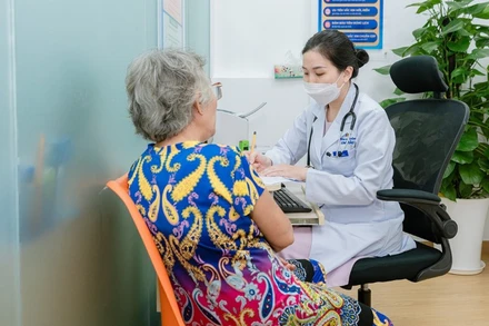 Các bác sĩ khuyến cáo người có bệnh lý nền, người cao tuổi không chủ quan với bệnh cúm.