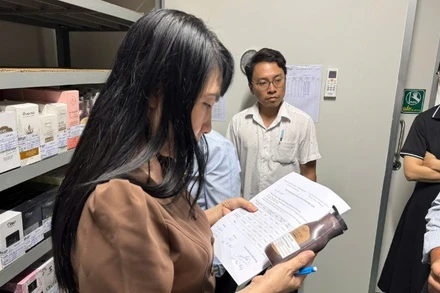 Đoàn kiểm tra Sở Y tế Đồng Nai kiểm tra Công ty cổ phần nhà máy y tế EBC Đồng Nai. (Ảnh: CTV)