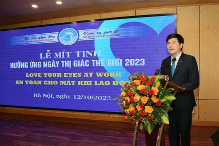 PGS,TS Nguyễn Tuấn Hưng, Phó Vụ trưởng Vụ Tổ chức cán bộ (Bộ Y tế) phụ trách, quản lý, điều hành Bệnh viện Mắt Trung ương phát biểu tại lễ mít-tinh.