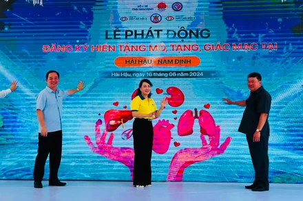 Các đại biểu bấm nút phát động đăng ký hiến tặng mô tạng, giác mạc