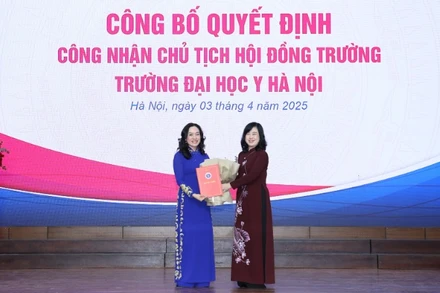 Bộ trưởng Y tế Đào Hồng Lan trao quyết định công nhận PGS, TS Phan Thị Thu Hương giữ chức Chủ tịch Hội đồng trường Trường đại học Y Hà Nội.