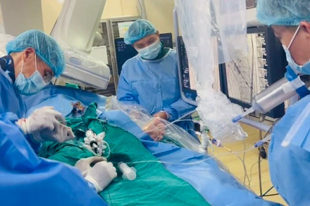 Một ca can thiệp tim mạch do các bác sĩ Viện Tim mạch Việt Nam thực hiện