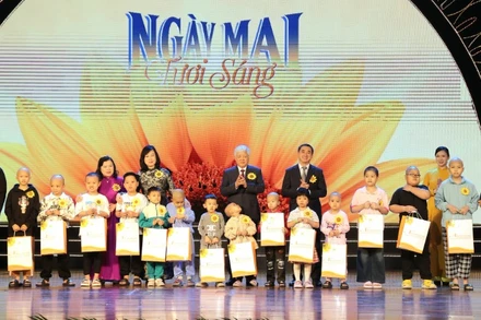 Tặng quà bệnh nhi ung thư tại chương trình giao lưu nghệ thuật gây quỹ hỗ trợ ủng hộ bệnh nhân ung thư nghèo.