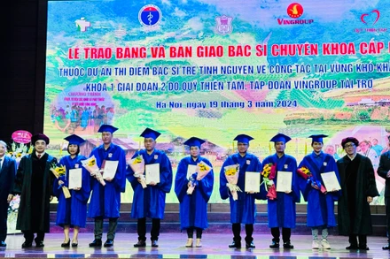 Trao bằng bác sĩ chuyên khoa cấp I cho các bác sĩ tốt nghiệp.