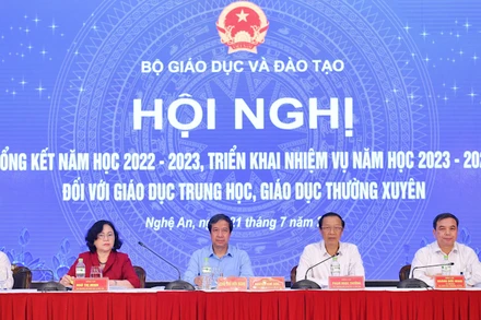 Lãnh đạo Bộ Giáo dục và Đào tạo cùng các đơn vị chức năng chủ trì hội nghị.