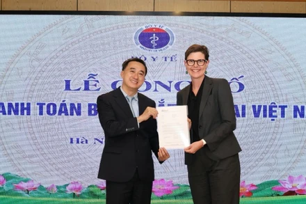 Trưởng đại diện Tổ chức Y tế Thế giới tại Việt Nam (bên phải) trao chứng nhận thanh toán thành công bệnh mắt hột tại Việt Nam cho Thứ trưởng Y tế Trần Văn Thuấn.