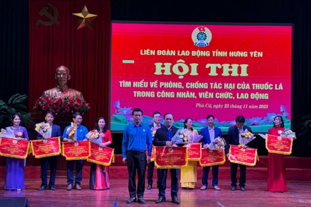 Ban tổ chức trao giải cho các đội đoạt giải tại hội thi.